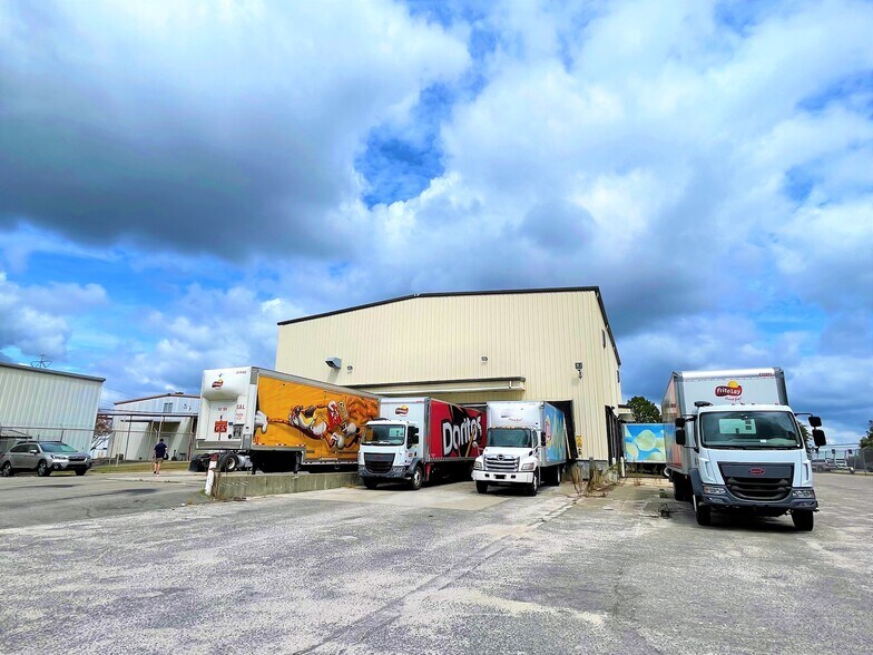 More Photos Of 3440 Black & Decker, Hope Mills Distribution For Lease