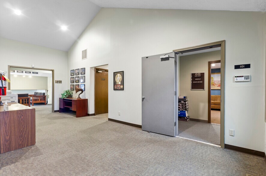 More Photos Of 4700 Northwest Plaza West Dr, Zionsville Loft Creative Space For Sale