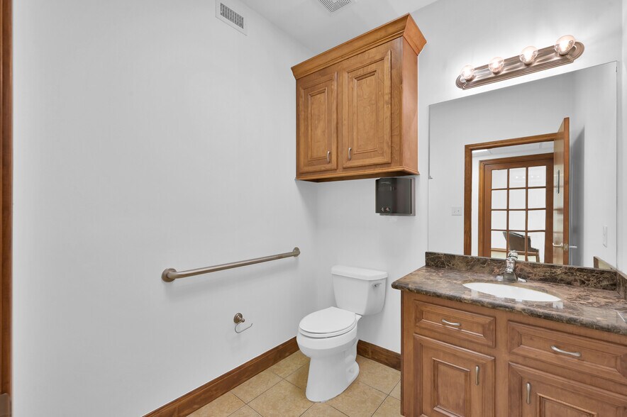 More Photos Of 11322 Neeshaw Dr, Houston Warehouse For Lease