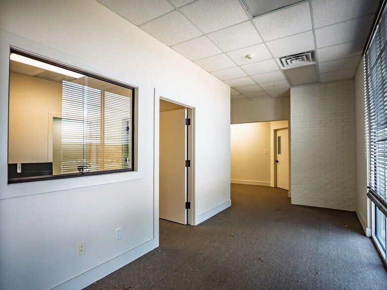 More Photos Of 304 Heritage Dr, Oxford General Retail For Sale