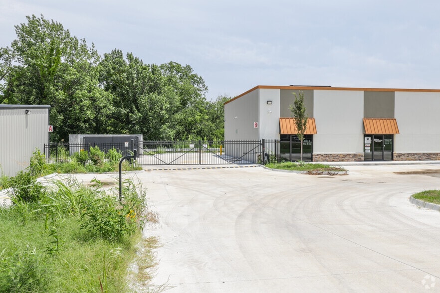 More Photos Of 1621 W 79th St, Tulsa Self Storage For Lease