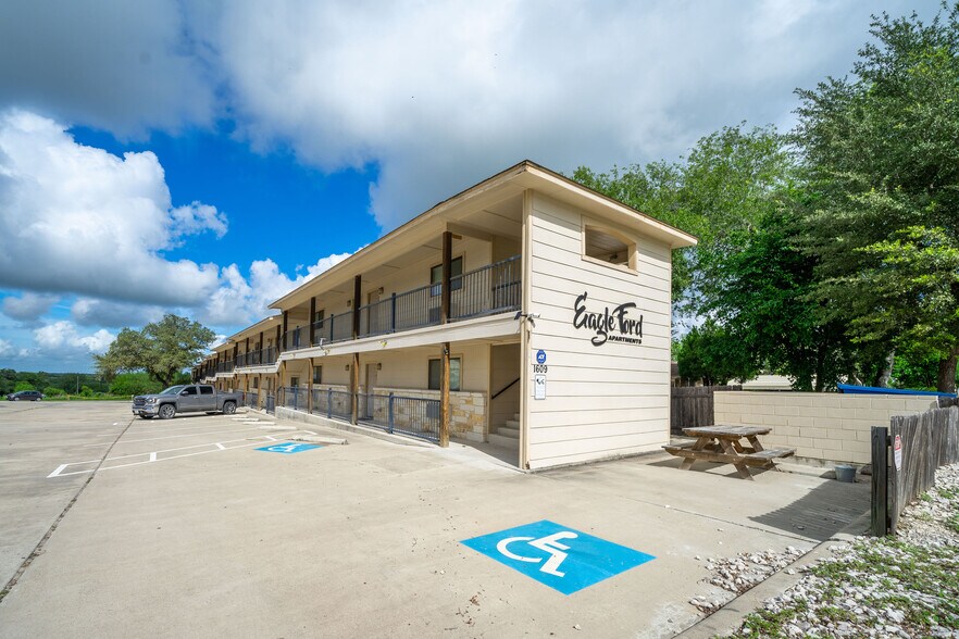More Photos Of 1609 N Hill St, Three Rivers Apartments For Sale