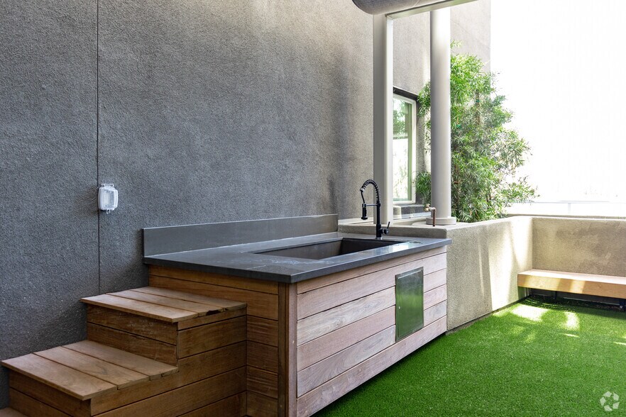 More Photos Of 1331 N Cahuenga Blvd, Los Angeles Apartments For Lease