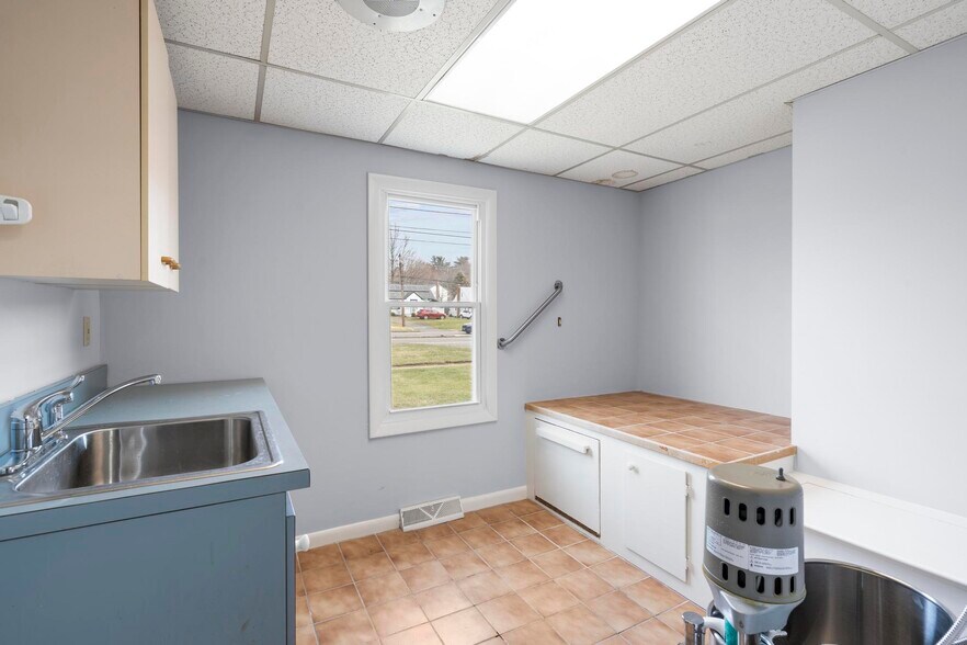 More Photos Of 128 Saltonstall Pky, East Haven Medical For Sale