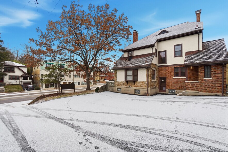 More Photos Of 820 Delta Ave, Cincinnati Office For Sale