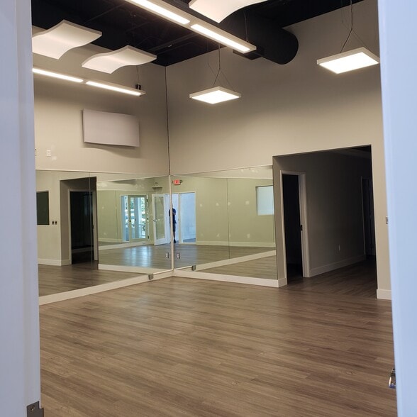 More Photos Of 2600 Glades Cir, Weston Storefront Retail Office For Lease