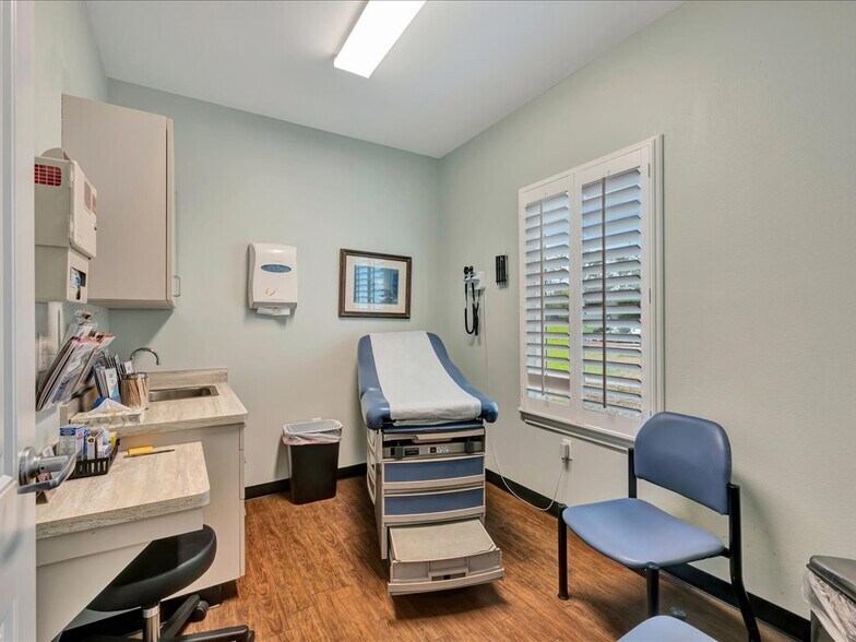 More Photos Of 203 Christie Dr, Lufkin Healthcare For Sale