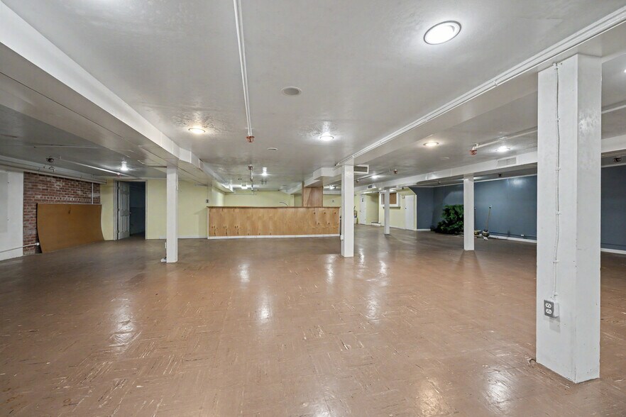 More Photos Of 106 Musgrove St, Clinton Storefront Retail Office For Sale