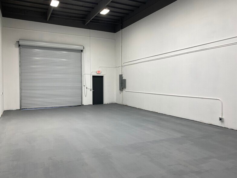 More Photos Of 1938 N Batavia St, Orange Warehouse For Lease