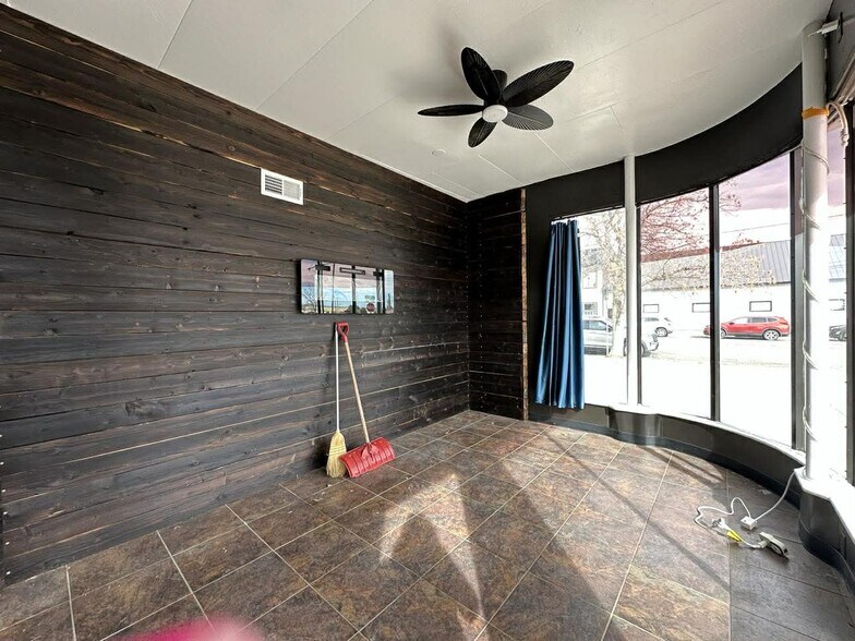 More Photos Of 201 W Main St, Laurel Service Station For Lease