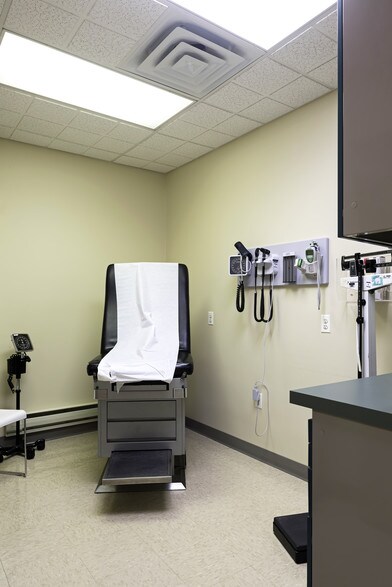 More Photos Of 135-175 Froehlich Farm Blvd, Woodbury Unknown For Lease