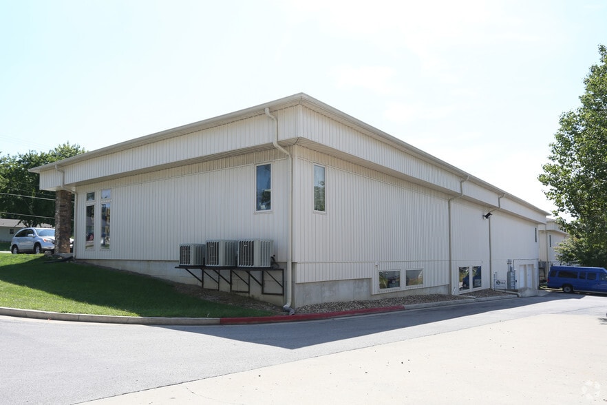 More Photos Of 5106 NW Waukomis Dr, Kansas City Storefront Retail Office For Lease