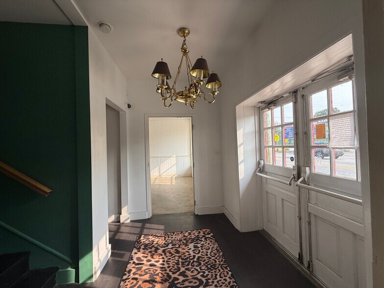 More Photos Of 102 N Main St, Galena Storefront Retail Office For Lease