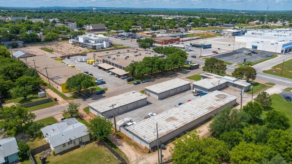 More Photos Of 209 S Pioneer Dr, Abilene Flex For Sale