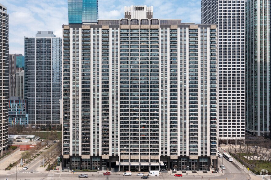 More Photos Of 400 E Randolph St, Chicago Multifamily For Sale