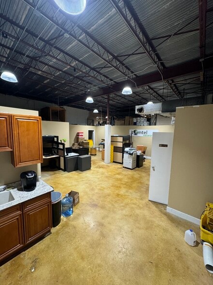 More Photos Of 1700 S Division Ave, Orlando Industrial For Lease