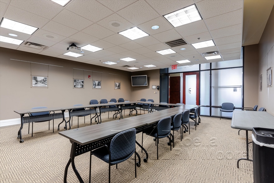 More Photos Of 17 Market Sq, Knoxville Storefront Retail Office For Sale