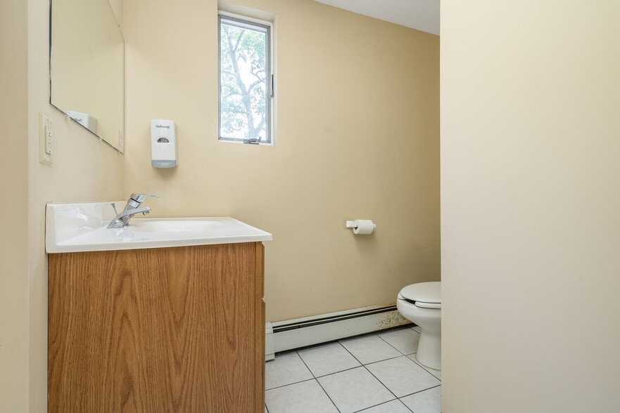 More Photos Of 23 Pawnee Ave, Rockaway Office For Lease