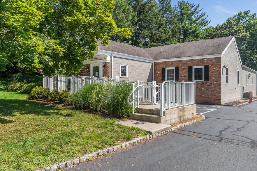 Primary Photo Of 321 Warren Ave, Stirling Light Manufacturing For Sale