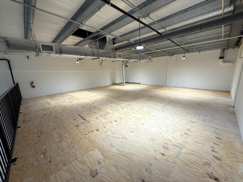 More Photos Of 5651 Shirley St, Naples Light Distribution For Lease