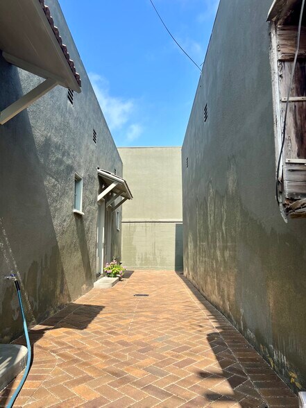 More Photos Of 4100 E Anaheim St, Long Beach Storefront For Lease