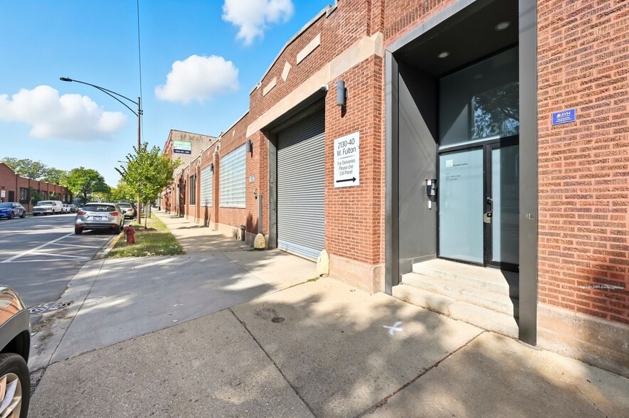 More Photos Of 2130-2140 W Fulton St, Chicago Flex For Lease