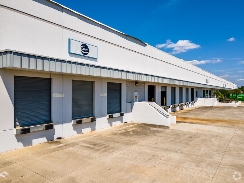 More Photos Of 4023 Tampa Rd, Oldsmar Unknown For Lease