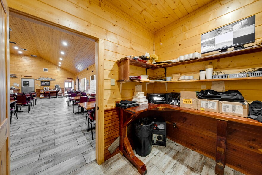 More Photos Of 17589 TX-19 Hwy, Montalba General Retail For Sale