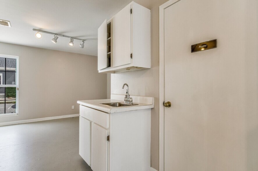 More Photos Of 1113 N 9th Ave, Pensacola Freestanding For Lease