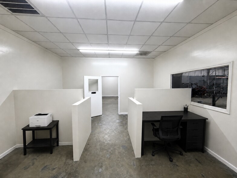 More Photos Of 75 Industrial Blvd, Eastman Showroom For Sale