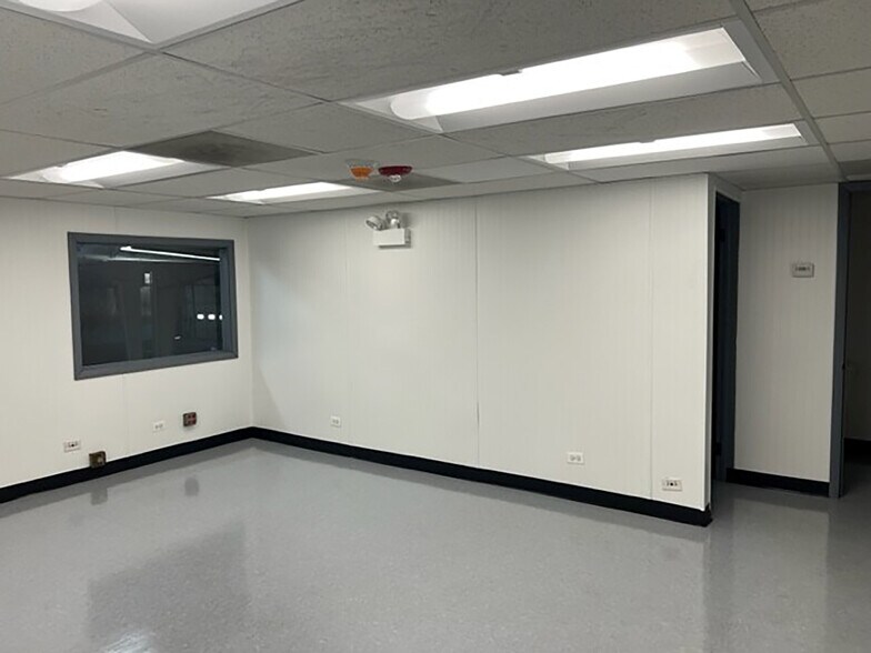 More Photos Of 2375 E Oakton St, Arlington Heights Service For Lease