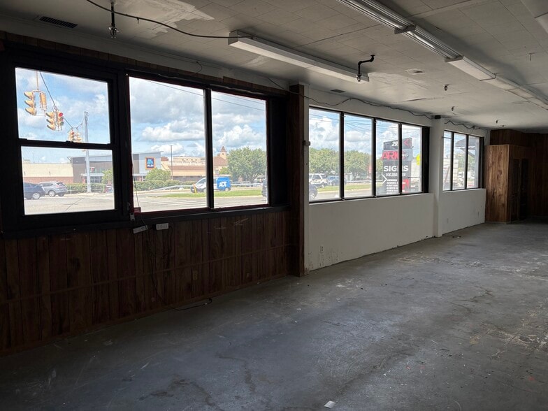 More Photos Of 299 Peninsula Blvd, Hempstead Showroom For Lease