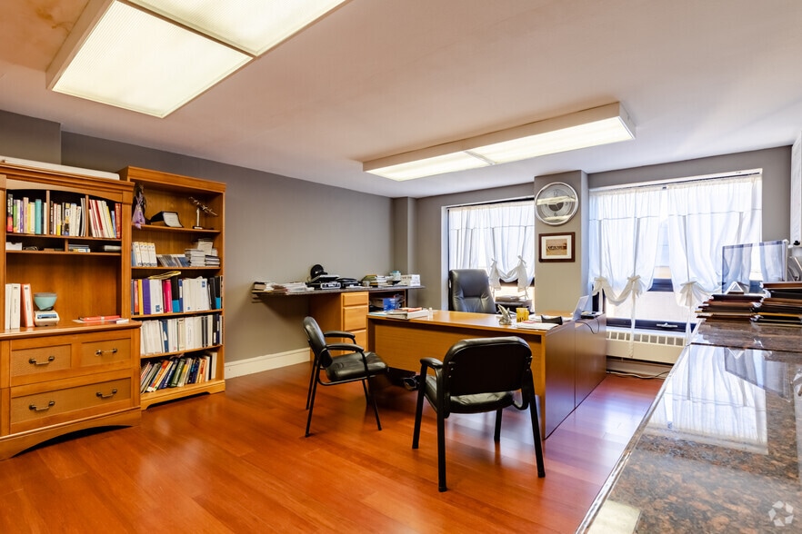 More Photos Of 115 7th St, Rockford Medical For Sale