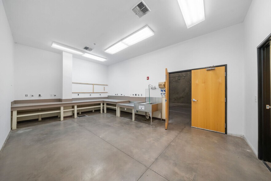 More Photos Of 1105 Aviation Dr, Lake Havasu City Manufacturing For Lease