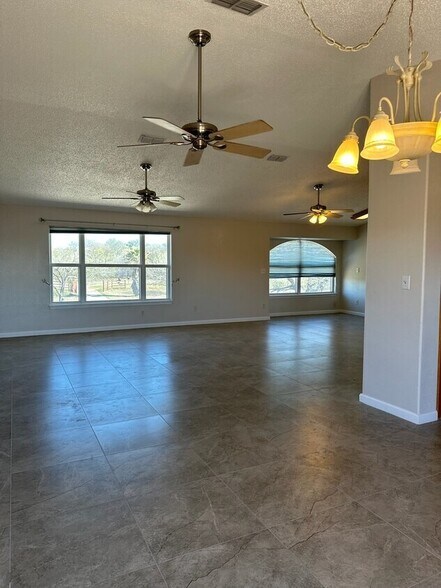 More Photos Of 226 FM 1343, Castroville Flex For Lease