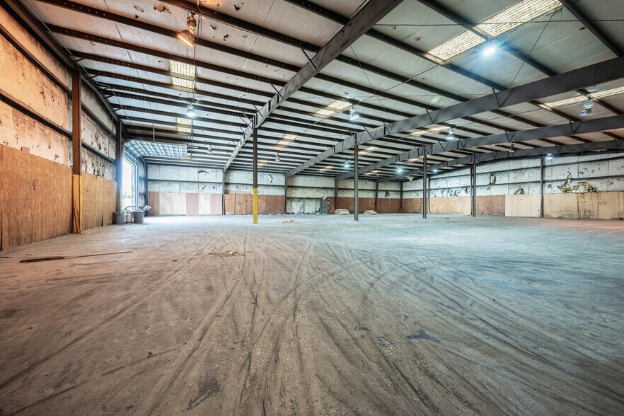 More Photos Of 3 McCullough Dr, New Castle Warehouse For Lease