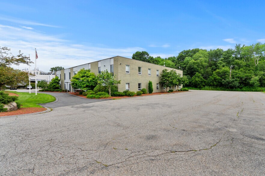 More Photos Of 4 Preston Ct, Bedford Office For Sale