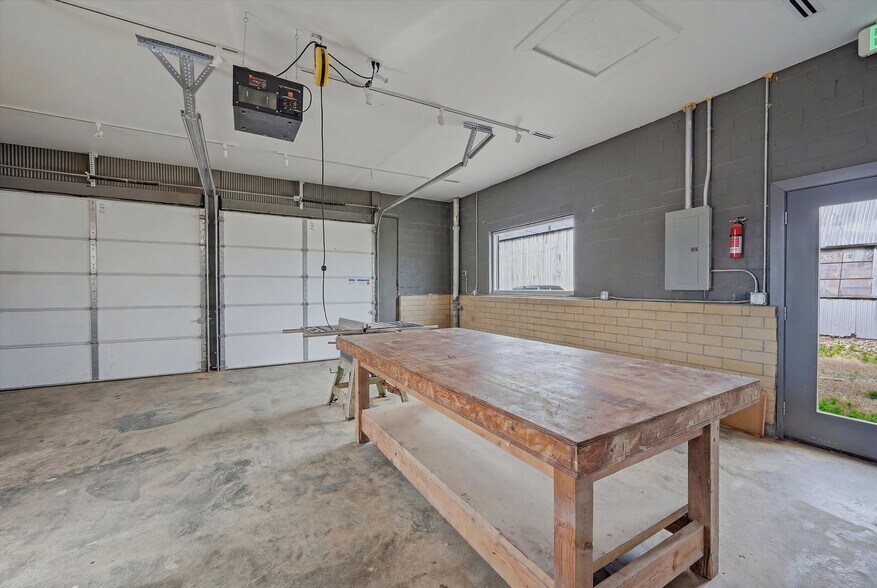 More Photos Of 118 W Chestnut St, Denison Office For Sale