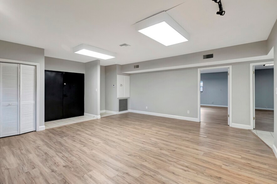 More Photos Of 6948 W Mohawk Ave, Tampa Office For Lease