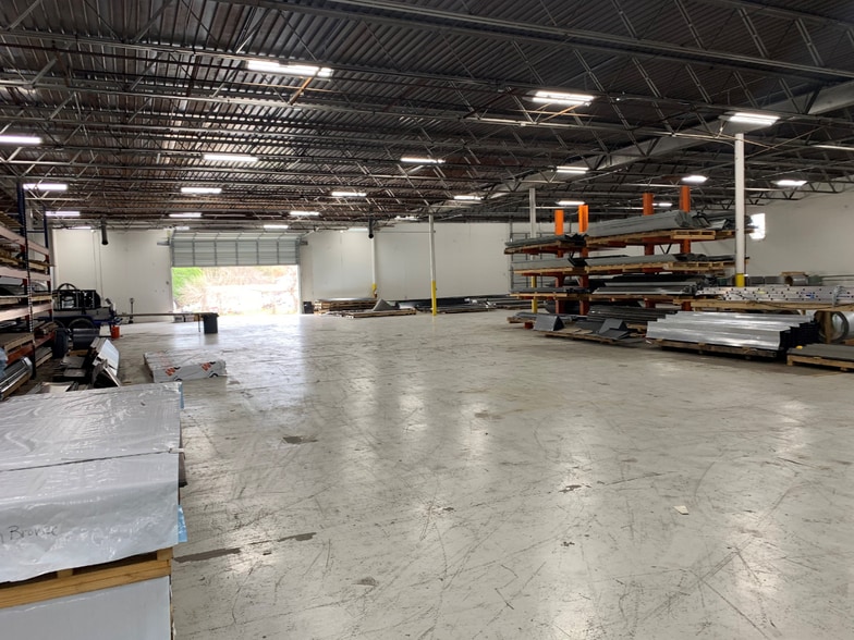 More Photos Of 13840 Denton Dr, Farmers Branch Warehouse For Lease