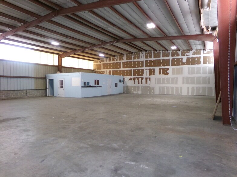 More Photos Of 3034-3036 Waterfield Ln, Lakeland Warehouse For Lease