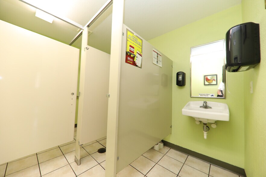 More Photos Of 101 E Main St, Saint Jacob General Retail For Sale