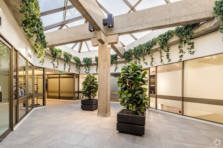 More Photos Of 555 Rue Chabanel O, Montréal Office For Lease