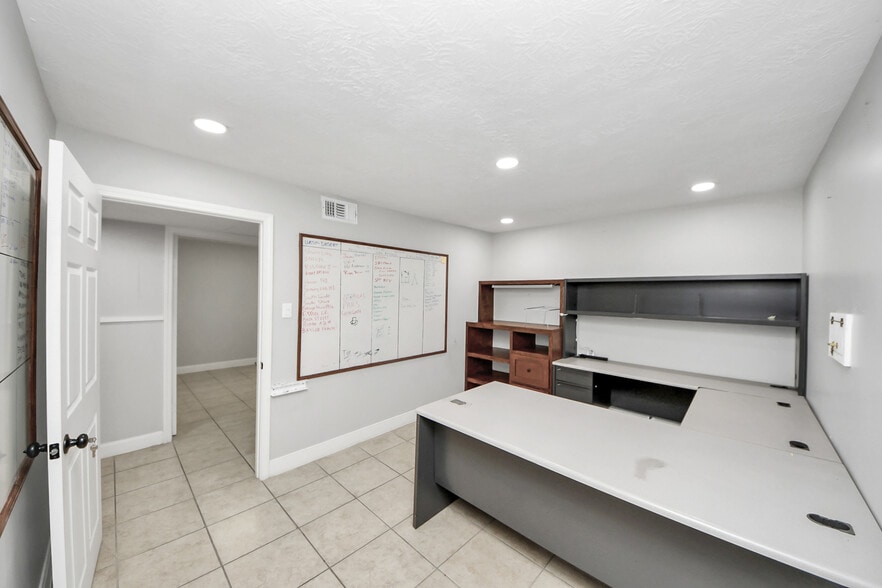 More Photos Of 2001 John St, Pasadena Office For Sale