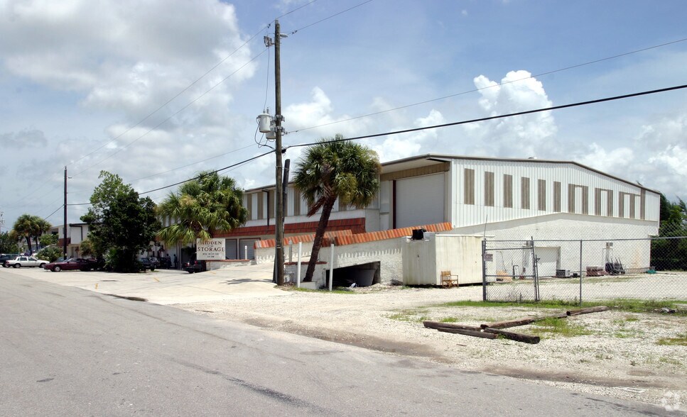 More Photos Of 5800 Houchin St, Naples Self Storage For Lease