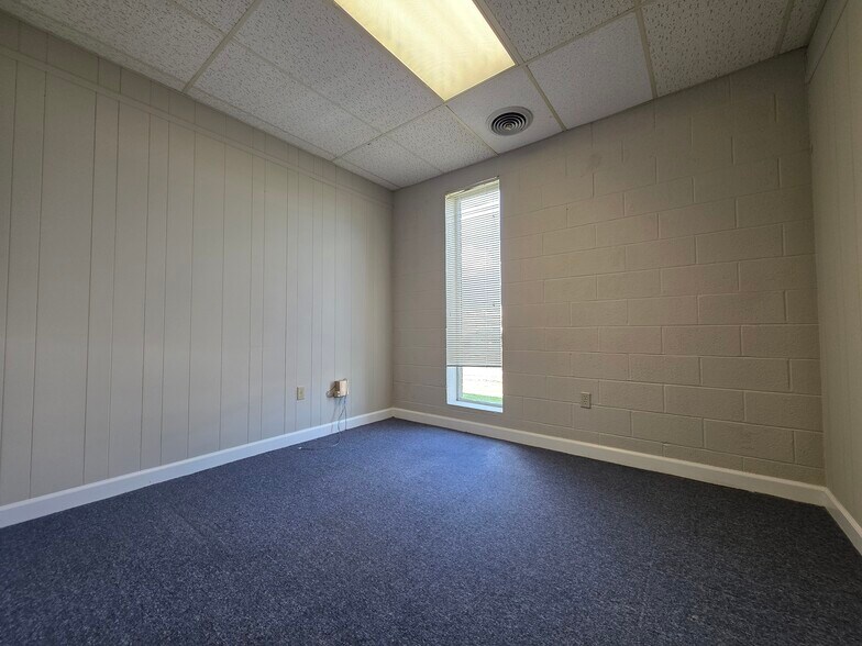 More Photos Of 404 St Andrews Dr, Greenville Office For Lease