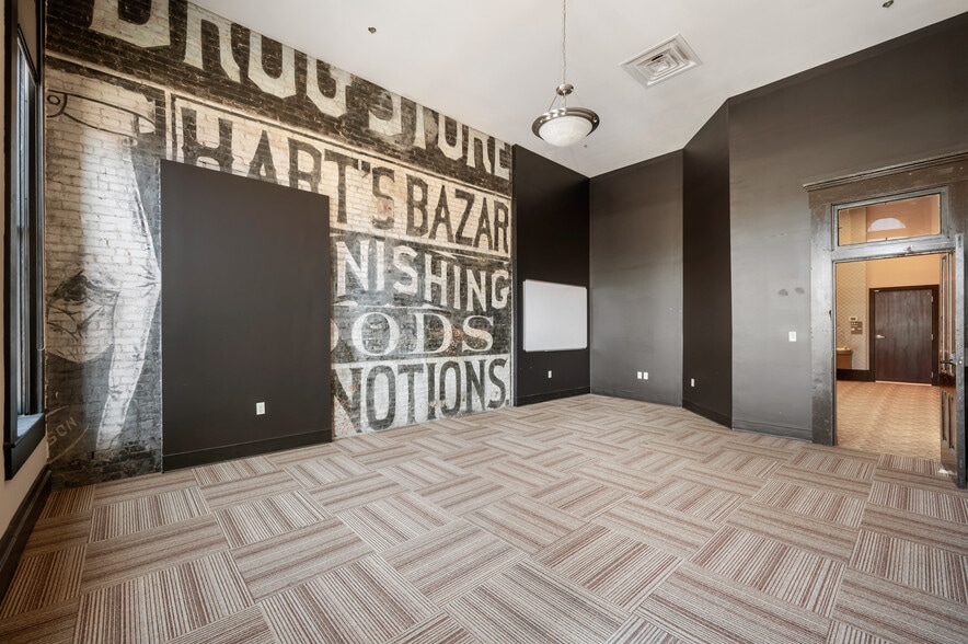 More Photos Of 108 S Walnut St, Muncie Office For Sale