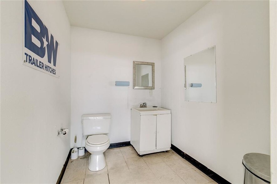 More Photos Of 3218 N Main St, Cleburne Auto Dealership For Lease