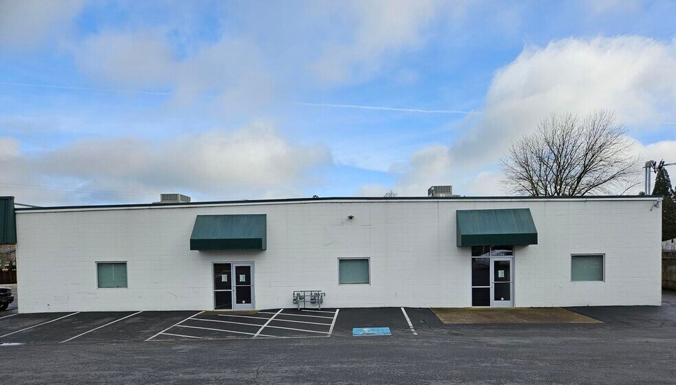 Primary Photo Of 1775 N 10th St, Central Point Storefront Retail Office For Lease