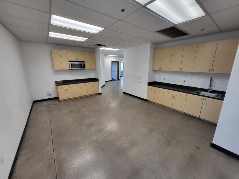 More Photos Of 3326 Ponderosa Way, Las Vegas Warehouse For Lease